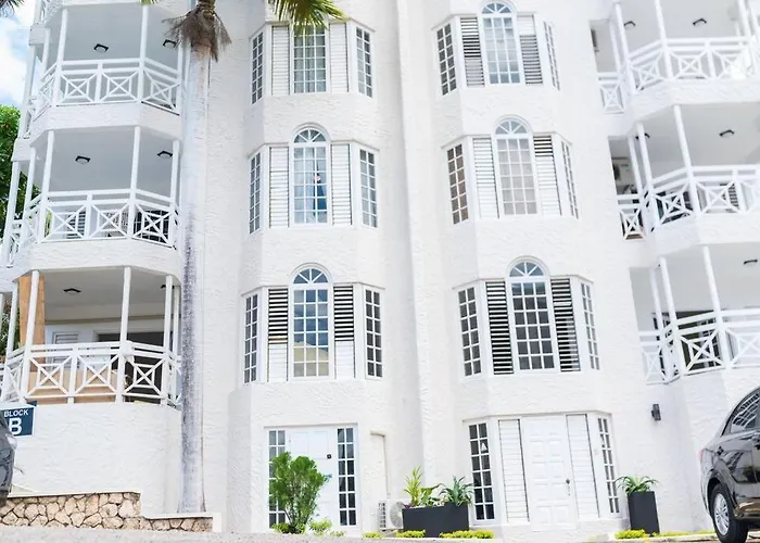 Falcon Sunset 2br- Airport Transport Available -security-gated Montego Bay