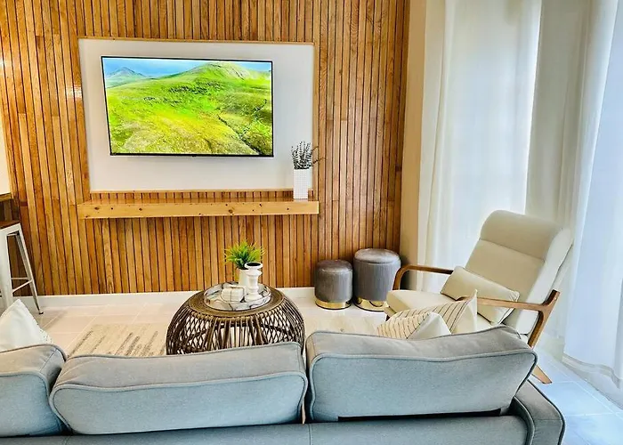 Falcon Sunset 2br- Airport Transport Available -security-gated Apartment Montego Bay