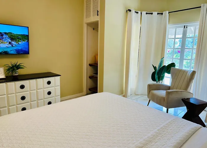 Falcon Sunset 2br- Airport Transport Available -security-gated